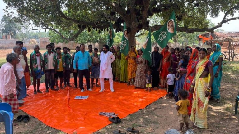 तिलाबानी गांव में आयोजित बैठक में शत्रुध्न प्रसाद मंडल ने भाजपा और भाकपा पर साधा निशाना 120 तिलाबानी गांव में आयोजित बैठक में शत्रुध्न प्रसाद मंडल ने भाजपा और भाकपा पर साधा निशाना