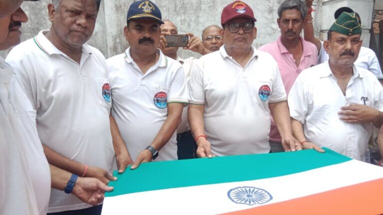 पूर्व वायु सैनिक ऑनरी फ्लाइंग ऑफिसर Pramod कुमार दास पंचतत्व में विलीन सेना ने अंतिम विदाई 17 पूर्व वायु सैनिक ऑनरी फ्लाइंग ऑफिसर Pramod कुमार दास पंचतत्व में विलीन सेना ने अंतिम विदाई