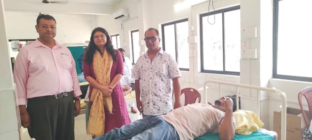 Chakradharpur अनुमंडल अस्पताल में रक्तदान शिविर आयोजित लोगों ने बढ़-चढ़कर किया रक्तदान 1 THE NEWS FRAME