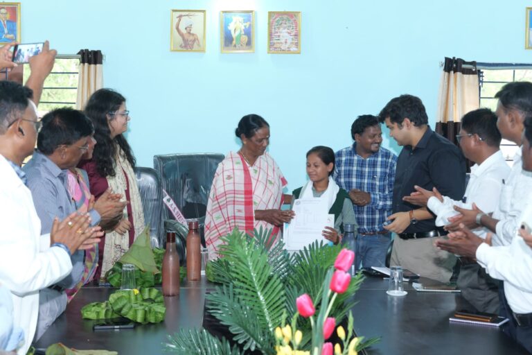 “स्वच्छ गांव, सुरक्षित जलवायु अभियान” के तहत पौधारोपण कर पर्यावरण संरक्षण का दिया संदेश – सांसद जोबा माझी