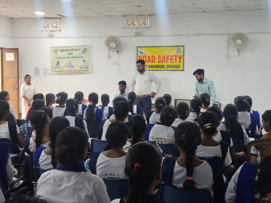 सड़क सुरक्षा एवं चाइल्ड हेल्पलाइन को लेकर कौशल विकास केंद्र में चलाया जागरूकता अभियान 1 THE NEWS FRAME