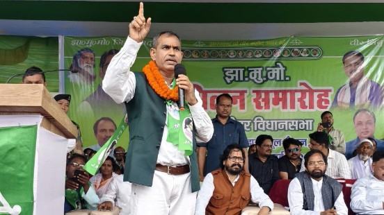 JMM का बड़ा राजनीतिक दांव, BJP समेत कई दलों के दिग्गज नेताओं ने थामा पार्टी का दामन 4 JMM का बड़ा राजनीतिक दांव, BJP समेत कई दलों के दिग्गज नेताओं ने थामा पार्टी का दामन