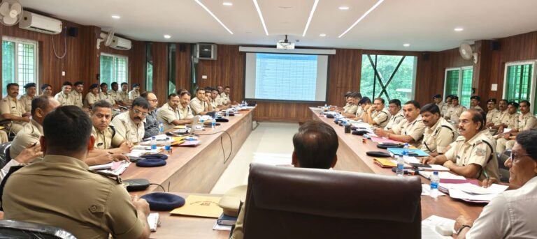 जमशेदपुर में अपराध नियंत्रण को लेकर एसएसपी सख्त, मासिक समीक्षा बैठक में थाना प्रभारियों को दिए कई अहम निर्देश 24 जमशेदपुर में अपराध नियंत्रण को लेकर एसएसपी सख्त, मासिक समीक्षा बैठक में थाना प्रभारियों को दिए कई अहम निर्देश