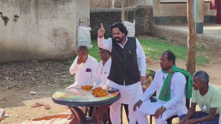 सरिया के कुसमाडीह में झामुमो की अहम बैठक, सैकड़ों ग्रामीणों ने रखीं समस्याएं, कई लोगों ने ली सदस्यता 20 सरिया के कुसमाडीह में झामुमो की अहम बैठक, सैकड़ों ग्रामीणों ने रखीं समस्याएं, कई लोगों ने ली सदस्यता
