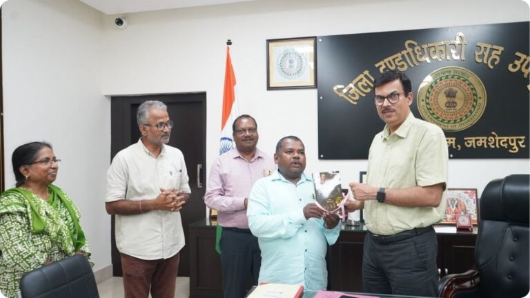 उपायुक्त ने किया मुंडारी-हिंदी द्विभाषी गीत-संग्रह पुस्तक 'ओमोन- मुंडारी साइति पुथी' का विमोचन 2 उपायुक्त ने किया मुंडारी-हिंदी द्विभाषी गीत-संग्रह पुस्तक ‘ओमोन- मुंडारी साइति पुथी’ का विमोचन