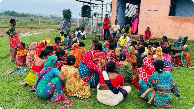 चक्रधरपुर: दशकों से प्यासा है निश्चिंतपुर, खाली बर्तन चमकाकर ग्रामीणों ने जताया विरोध