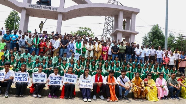 एक पौधा भविष्य के नाम अभियान के तहत सोनारी दोमुहानी संगम घाट पर हुआ Tree Plantation पर्यावरण संरक्षण का दिया गया संदेश 7 एक पौधा भविष्य के नाम अभियान के तहत सोनारी दोमुहानी संगम घाट पर हुआ Tree Plantation पर्यावरण संरक्षण का दिया गया संदेश