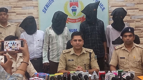 जमशेदपुर पुलिस की बड़ी कार्रवाई: चेन स्नैचिंग गिरोह का पर्दाफाश, हथियार, सोना और ₹40 हजार बरामद 1 जमशेदपुर पुलिस की बड़ी कार्रवाई: चेन स्नैचिंग गिरोह का पर्दाफाश, हथियार, सोना और ₹40 हजार बरामद