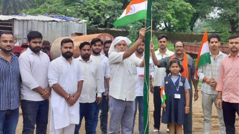 Bagbera के बजरंगी खेल मैदान में सुबोध झा ने फहराया राष्ट्रीय ध्वज राष्ट्र प्रथम का लिया संकल्प 2 Bagbera के बजरंगी खेल मैदान में सुबोध झा ने फहराया राष्ट्रीय ध्वज राष्ट्र प्रथम का लिया संकल्प