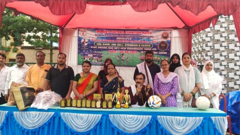 Jamshedpur में झारखंड की बेटियों का जलवा मैत्रीपूर्ण फुटबॉल मैच में पश्चिम बंगाल को दी शिकस्त 6 Jamshedpur में झारखंड की बेटियों का जलवा मैत्रीपूर्ण फुटबॉल मैच में पश्चिम बंगाल को दी शिकस्त
