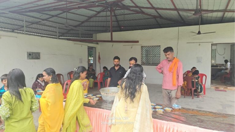 Sawan की आखिरी सोमवारी पर शिवभक्ति में डूबा श्री लक्ष्मी नारायण मंदिर भक्तों के बीच बांटे गए बिल्व पत्र और दूध