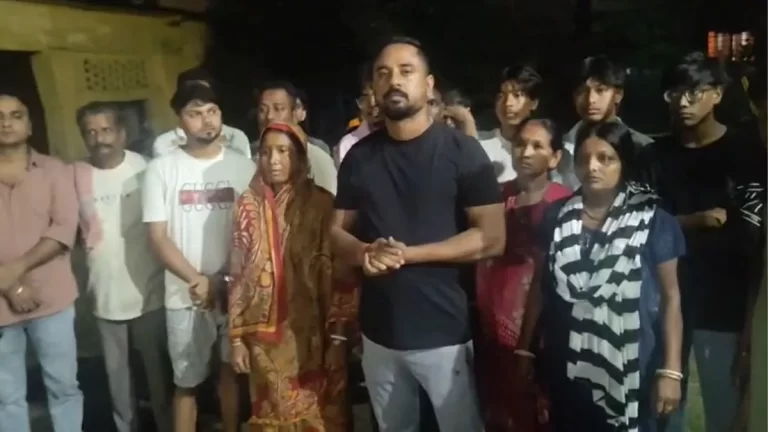पारडीह कालीबाड़ी में बच्चों की पिटाई का आरोप, आजादनगर थाना प्रभारी पर महिलाओं से अभद्रता के भी आरोप 1 पारडीह कालीबाड़ी में बच्चों की पिटाई का आरोप, आजादनगर थाना प्रभारी पर महिलाओं से अभद्रता के भी आरोप