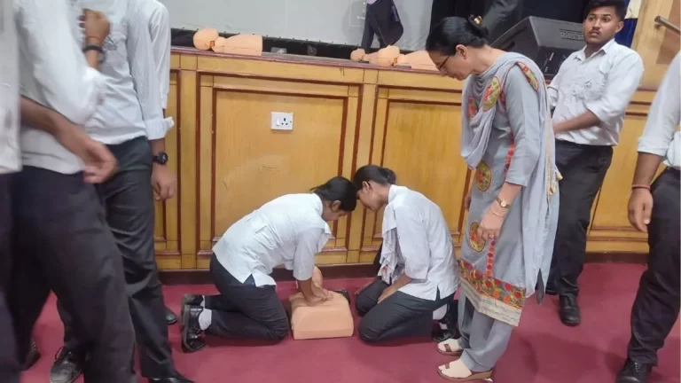 MNPS में छात्रों और शिक्षकों को दिया गया सीपीआर प्रशिक्षण, आपातकालीन स्थिति में जीवन बचाने के गुर सीखे 2 MNPS में छात्रों और शिक्षकों को दिया गया सीपीआर प्रशिक्षण, आपातकालीन स्थिति में जीवन बचाने के गुर सीखे