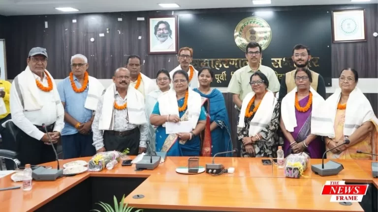 समाहरणालय में 9 सेवानिवृत्त शिक्षकों को दी गई भावभीनी विदाई, उपायुक्त बोले– शिक्षक कभी सेवानिवृत्त नहीं होते 3 समाहरणालय में 9 सेवानिवृत्त शिक्षकों को दी गई भावभीनी विदाई, उपायुक्त बोले– शिक्षक कभी सेवानिवृत्त नहीं होते