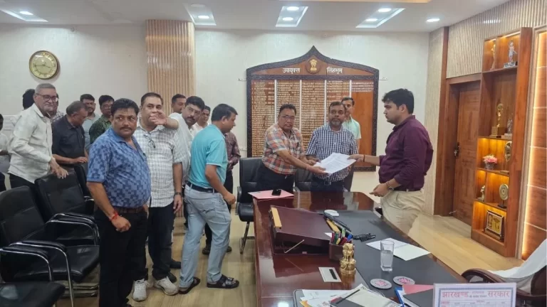 रश्मि इलेक्ट्रॉनिक्स चोरी कांड को लेकर व्यवसायियों ने डीसी से की मुलाक़ात, सामान बरामदगी व सुरक्षा व्यवस्था की मांग लेकर सौपा ज्ञापन 1 रश्मि इलेक्ट्रॉनिक्स चोरी कांड को लेकर व्यवसायियों ने डीसी से की मुलाक़ात, सामान बरामदगी व सुरक्षा व्यवस्था की मांग लेकर सौपा ज्ञापन