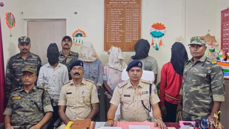 चक्रधरपुर में कुख्यात चोर दिलावर अली उर्फ लादेन गिरफ्तार, चोरी के जेवर और 4 मोबाइल बरामद 2 चक्रधरपुर में कुख्यात चोर दिलावर अली उर्फ लादेन गिरफ्तार, चोरी के जेवर और 4 मोबाइल बरामद