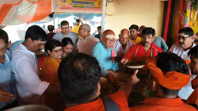 Tarapur में कांवड़ियों की सेवा में जुटे विधायक सरयू राय बोल बम सेवा ट्रस्ट के शिविर में परोसा भोजन 3 Tarapur में कांवड़ियों की सेवा में जुटे विधायक सरयू राय बोल बम सेवा ट्रस्ट के शिविर में परोसा भोजन