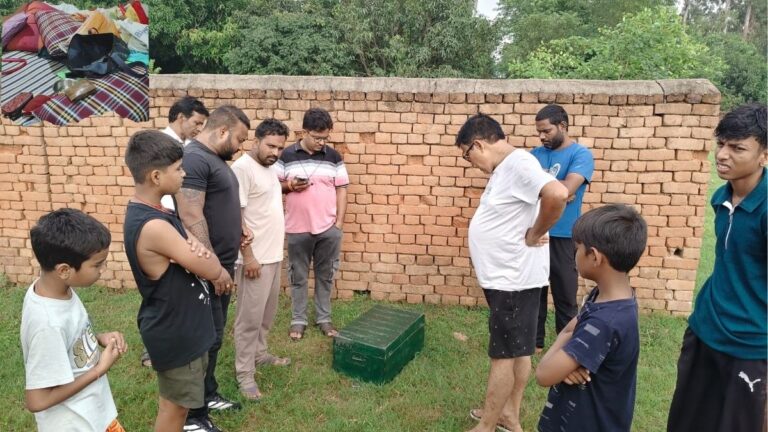 कुत्तों को दूध-मलाई खिलाकर Thieves ने किया लाखों के जेवरात पर हाथ साफ घर में घुसकर करीब 10 लाख की चोरी 3 कुत्तों को दूध-मलाई खिलाकर Thieves ने किया लाखों के जेवरात पर हाथ साफ घर में घुसकर करीब 10 लाख की चोरी