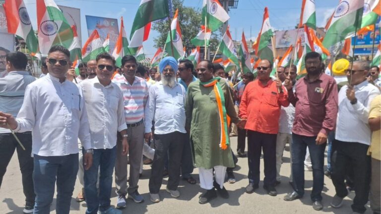 BJP की तिरंगा यात्रा में आमंत्रण पर शामिल हुए जदयू पूर्वी सिंहभूम के पदाधिकारी 1 BJP की तिरंगा यात्रा में आमंत्रण पर शामिल हुए जदयू पूर्वी सिंहभूम के पदाधिकारी