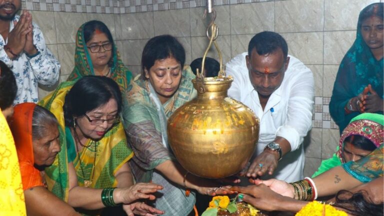 Sawan की प्रथम सोमवारी पर पूर्व मंत्री बन्ना गुप्ता एवं मानगो महापौर सुधा गुप्ता ने की भगवान शिव की पूजा-अर्चना 2 Sawan की प्रथम सोमवारी पर पूर्व मंत्री बन्ना गुप्ता एवं मानगो महापौर सुधा गुप्ता ने की भगवान शिव की पूजा-अर्चना