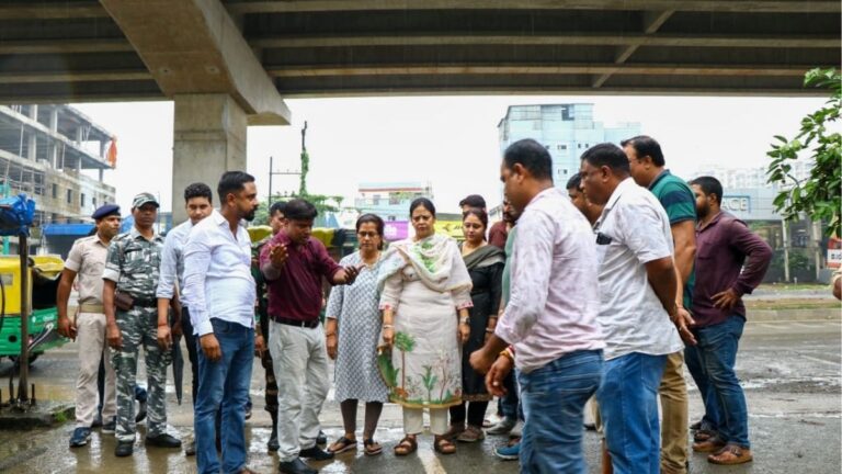मेयर Sudha गुप्ता ने सन शाइन कॉम्प्लेक्स एवं एट्रीयम सोसाइटी का किया निरीक्षण समस्याओं के त्वरित समाधान के दिए निर्देश 4 मेयर Sudha गुप्ता ने सन शाइन कॉम्प्लेक्स एवं एट्रीयम सोसाइटी का किया निरीक्षण समस्याओं के त्वरित समाधान के दिए निर्देश