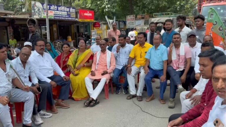 Jharkhand बंद के समर्थन में सरिया में भाजपाइयों ने किया सड़क जाम सरकार के खिलाफ जमकर नारेबाजी 1 Jharkhand बंद के समर्थन में सरिया में भाजपाइयों ने किया सड़क जाम सरकार के खिलाफ जमकर नारेबाजी