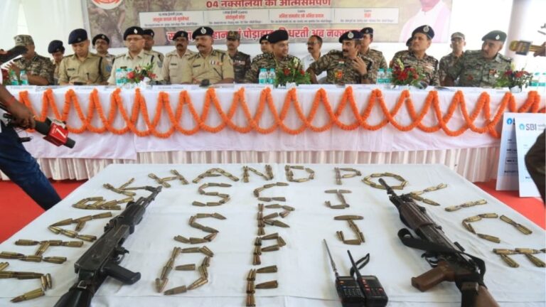 10 लाख के इनामी जोनल कमांडर सालुका कायम समेत 4 Naxal ने किया आत्मसमर्पण 2 10 लाख के इनामी जोनल कमांडर सालुका कायम समेत 4 Naxal ने किया आत्मसमर्पण
