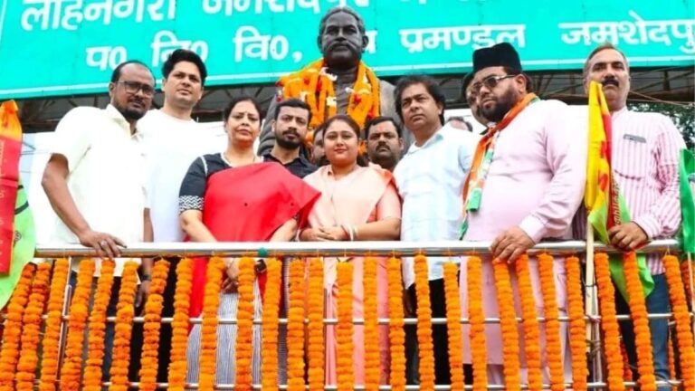 Nirmal महतो के शहादत दिवस पर मेयर सुधा गुप्ता ने अर्पित की श्रद्धांजलि पारडीह चौक स्थित प्रतिमा पर किया माल्यार्पण 1 Nirmal महतो के शहादत दिवस पर मेयर सुधा गुप्ता ने अर्पित की श्रद्धांजलि पारडीह चौक स्थित प्रतिमा पर किया माल्यार्पण
