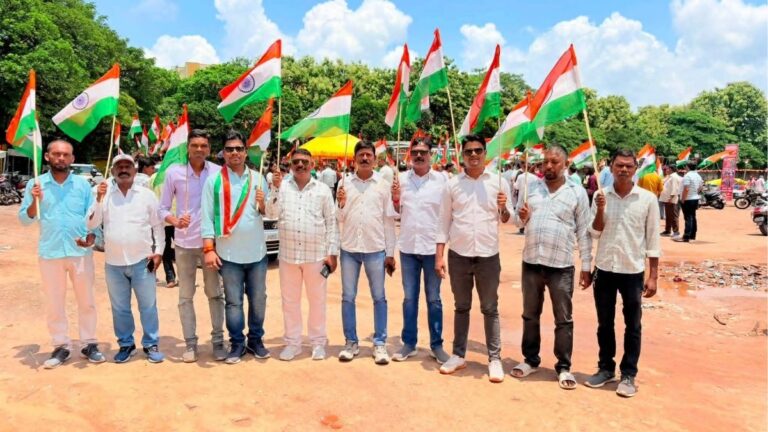 Jamshedpur में निकली विशाल तिरंगा यात्रा राष्ट्रभक्ति के रंग में रंगा शहर 2 Jamshedpur में निकली विशाल तिरंगा यात्रा राष्ट्रभक्ति के रंग में रंगा शहर