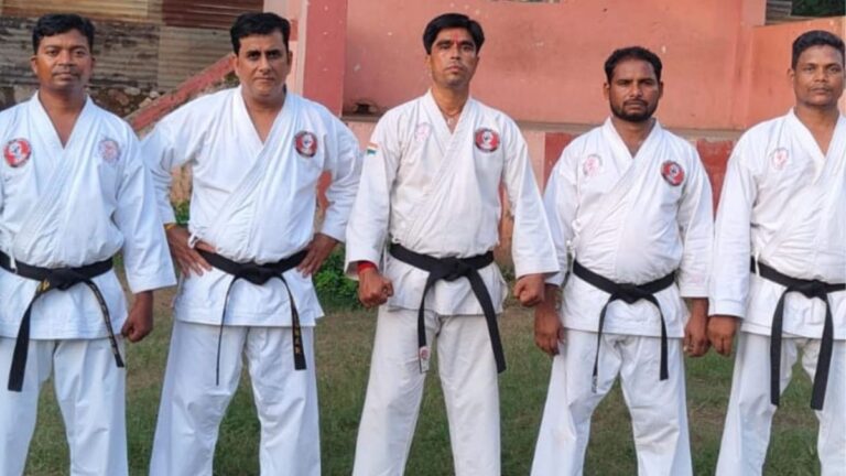 चक्रधरपुर में ब्लैक बेल्ट Grading व विशेष प्रशिक्षण शिविर का आयोजन पांच सीनियर कराटेकारों ने हासिल की सफलता