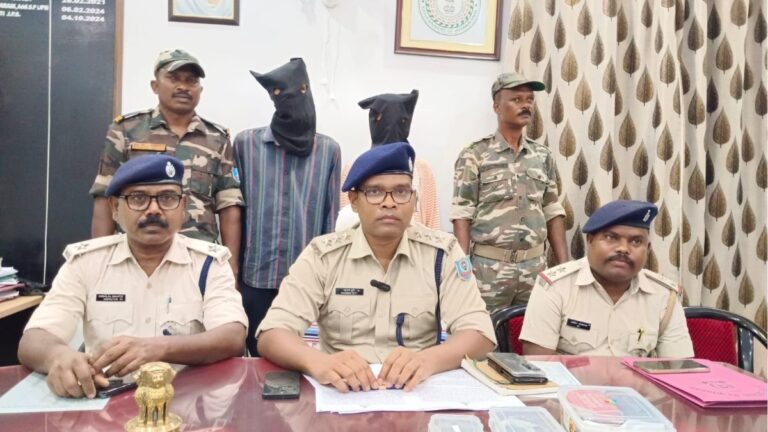 Chaibasa में महिला से बैग छिनतई कांड का पुलिस ने किया खुलासा दो आरोपी गिरफ्तार स्कूटी समेत सामान बरामद
