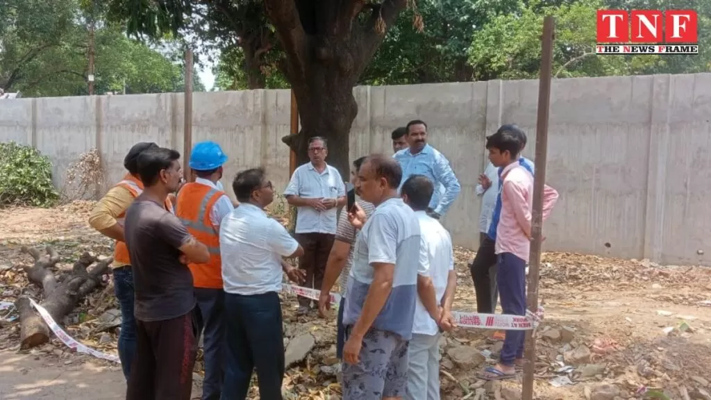 जम्को में काटे जा रहे पुराने पेड़ों का बस्ती वासियों ने गुरुवार को किया भारी विरोध , काम बंद करवाया। 4 जम्को