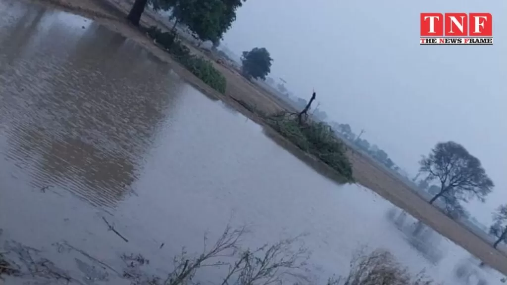 मौसम की पहली अच्छी वर्षा होने पर किसानों के खिले चेहरे। 5 वर्षा