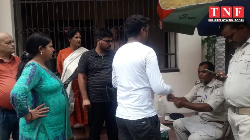 दिल्ली दरबार होटल के पास पुलिस चेकिंग के दौरान हुआ विवाद, पुलिस अधिकारी से हुई नोकझोंक। 5 दिल्ली दरबार होटल में पुलिस चेकिंग के दौरान हुआ विवाद, पुलिस अधिकारी हुई नोकझोंक।