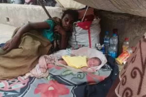 गैलेरिया मॉल के पास मानसिक रूप से विक्षिप्त महिला ने बच्चे को दिया जन्म, रवि जायसवाल ने दिखाई मानवता की मिसाल 4 THE NEWS FRAME