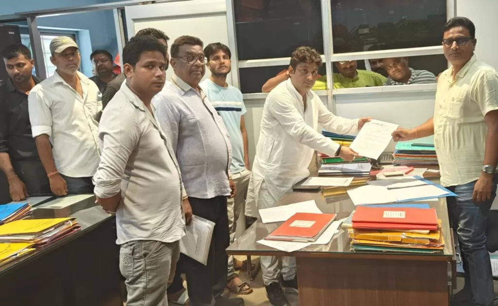 संजीव आचार्य ने उप नगर आयुक्त, जमशेदपुर अक्षेस को समस्याओं के समाधान के लिए बिल की याद दिलाई। 5 संजीव आचार्य ने उप नगर आयुक्त, जमशेदपुर अक्षेस को समस्याओं के समाधान के लिए बिल की याद दिलाई।