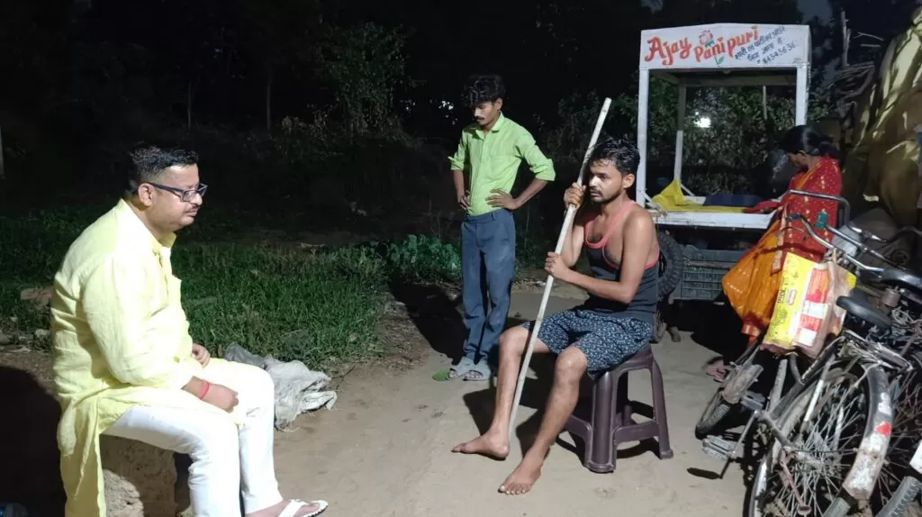उलीडीह में गोलगप्पे विक्रेता पर क्रूर हमला, लाठी से पीटकर पलटा ठेला, डर के मारे परिवार शहर से पलायन को मजबूर 4 THE NEWS FRAME