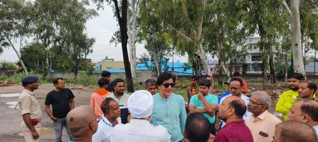 जेम्को मैदान की राय जानने के लिए रविवार को पहुंचे पूर्व सांसद डॉक्टर अजय कुमार, सोमवार को बस्ती वासियों के साथ अपने अवास पर करेंगे चर्चा। 4 THE NEWS FRAME