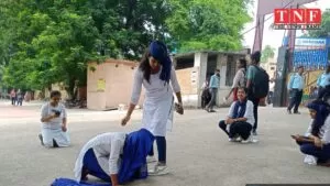 जमशेदपुर महिला विश्वविद्यालय के एंटी ड्रग स्क्वायड कमेटी द्वारा नशा उन्मूलन सप्ताह के तीसरे दिन NSS की छात्राओं द्वारा एक नुक्कड़ नाटक का प्रदर्शन। 5 NSS