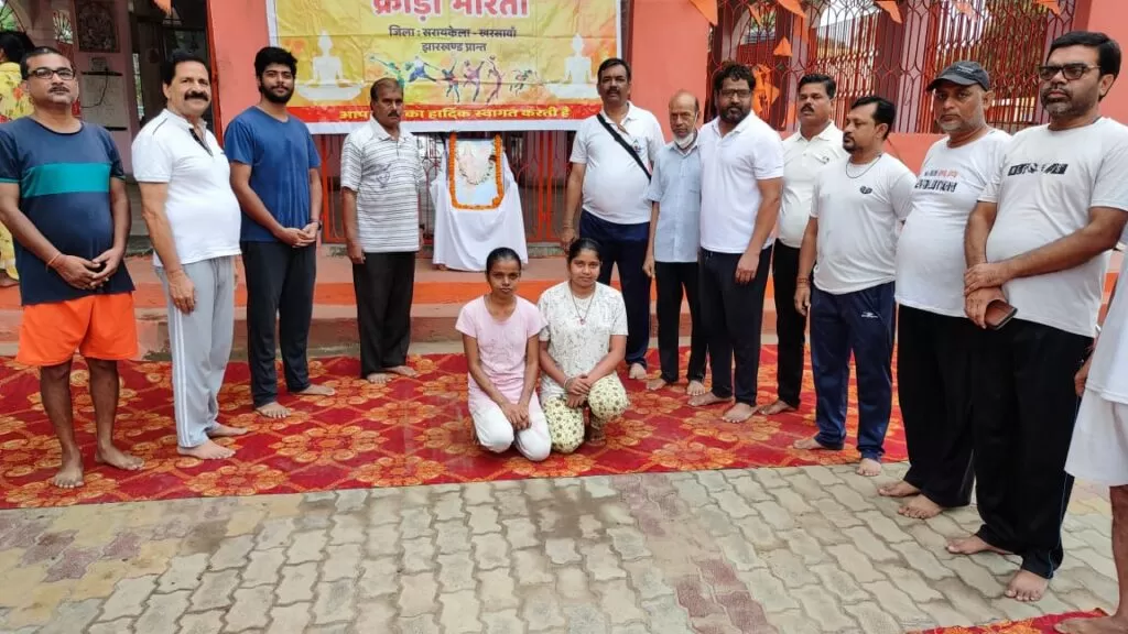 योगा दिवस: कॉलोनी वासियों के साथ बजरंगबली मंदिर के प्रांगण में हुआ योग। 4 कॉलोनी वासियों के साथ बजरंगबली मंदिर के प्रांगण में हुआ योग।