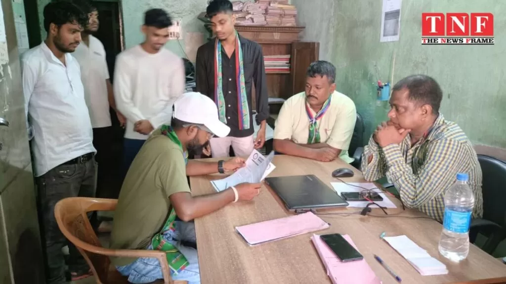 बिजली की समस्याओं को लेकर आजसू छात्र संघ और युवा मोर्चा ने बिजली विभाग को ज्ञापन सौंपा। 5 abcd