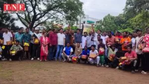 डॉ अजय ने किया खिलाड़ियों को फुटबॉल कीट का वितरण। 4 कीट
