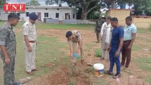 चक्रधरपुर थाना परिसर में एसडीओ व डीएसपी ने किया वृक्षारोपण। 5 चक्रधरपुर
