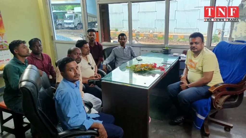 चक्रधरपुर प्रखंड कांग्रेस कमेटी के पदाधिकारियों के द्वारा नये मनोनीत युवा कांग्रेस प्रदेश उपाध्यक्ष सौरभ अग्रवाल जी को बुकें देकर स्वागत किया। 5 चक्रधरपुर