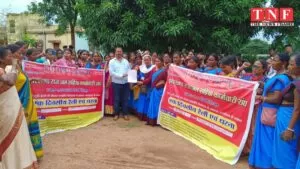 एक हज़ार में दम नही अठारह हज़ार से कम नही आवाज़ के साथ जल सहिया संघ ने रविवार को मंत्री दीपक बिरुवा के आवास पर किया धरना प्रदर्शन। 5 मंत्री