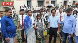मनोहरपुर में छात्रों के बीच सांसद ने किया साइकिल का वितरण। 3 मनोहरपुर