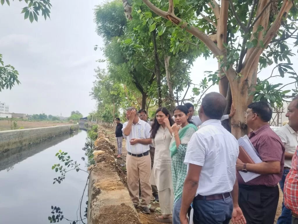 जिला कलक्टर ने वर्षा के कारण हुए जल भराव क्षेत्र का किया निरीक्षण। 4 राजस्थान