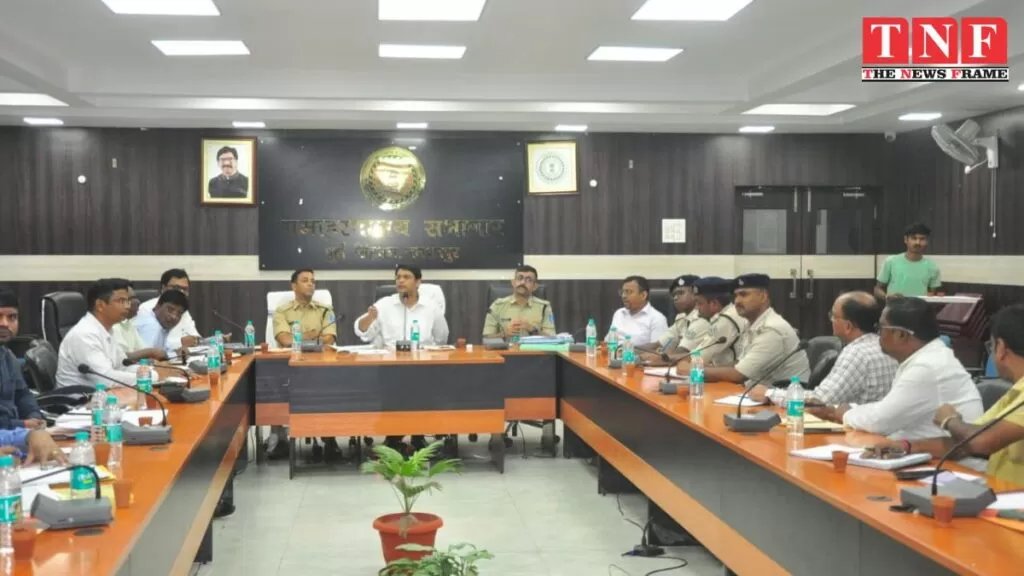 जिला दण्डाधिकारी सह उपायुक्त के निर्देशानुसार अपर उपायुक्त के अध्यक्षता में हुई यातायात एवं सड़क सुरक्षा समिति की बैठक। 4 सुरक्षा