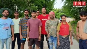 तोड़गहातु से कलैया साढ़े छः किलोमीटर पीच व पीसीसी सड़क घटिया निर्माण को लेकर ग्रामीणों ने किया विरोध.कहा ठेकेदार का हो लाइसेंस रद्द। 4 THE NEWS FRAME