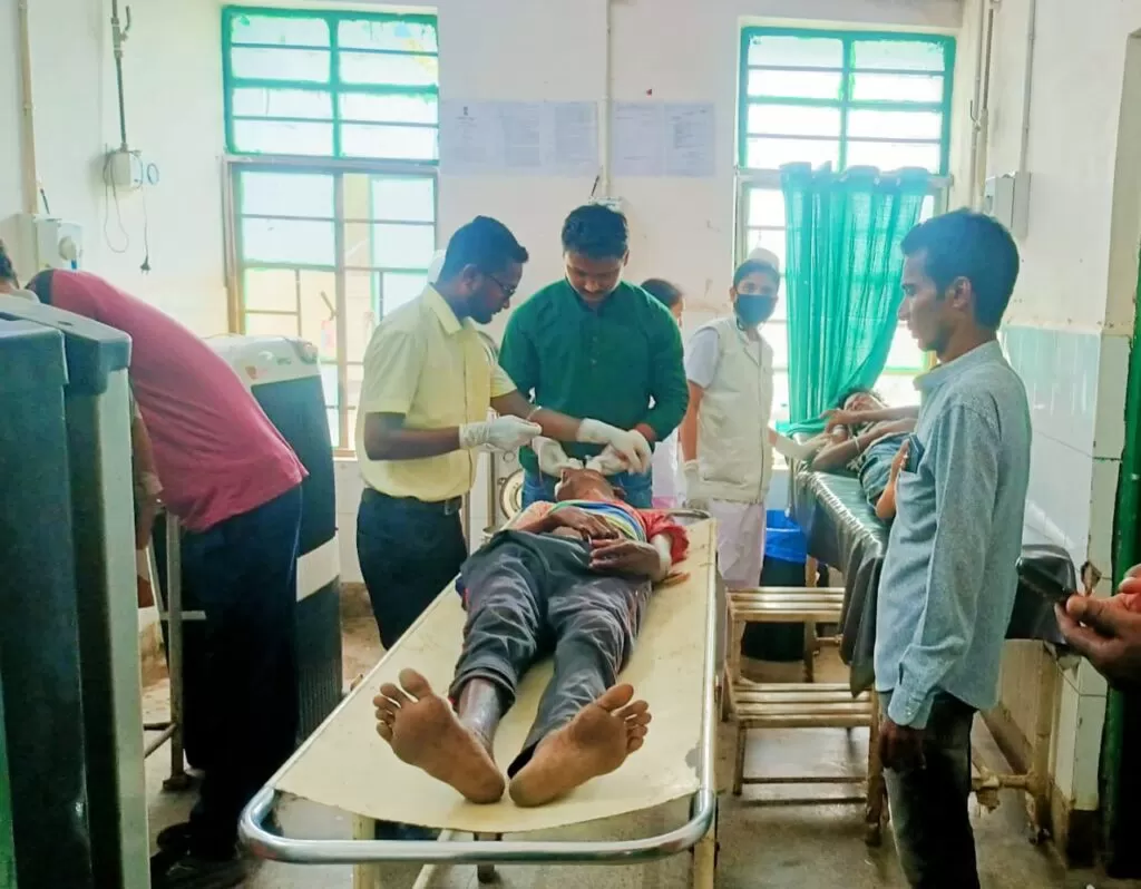 दो बाइक आपस में भिड़ंत से दो युवक गंभीर रूप से घायल, विजय सामाड ने कराया इलाज 4 दो बाइक आपस में भिड़ंत से दो युवक गंभीर रूप से घायल, विजय सामाड ने कराया इलाज